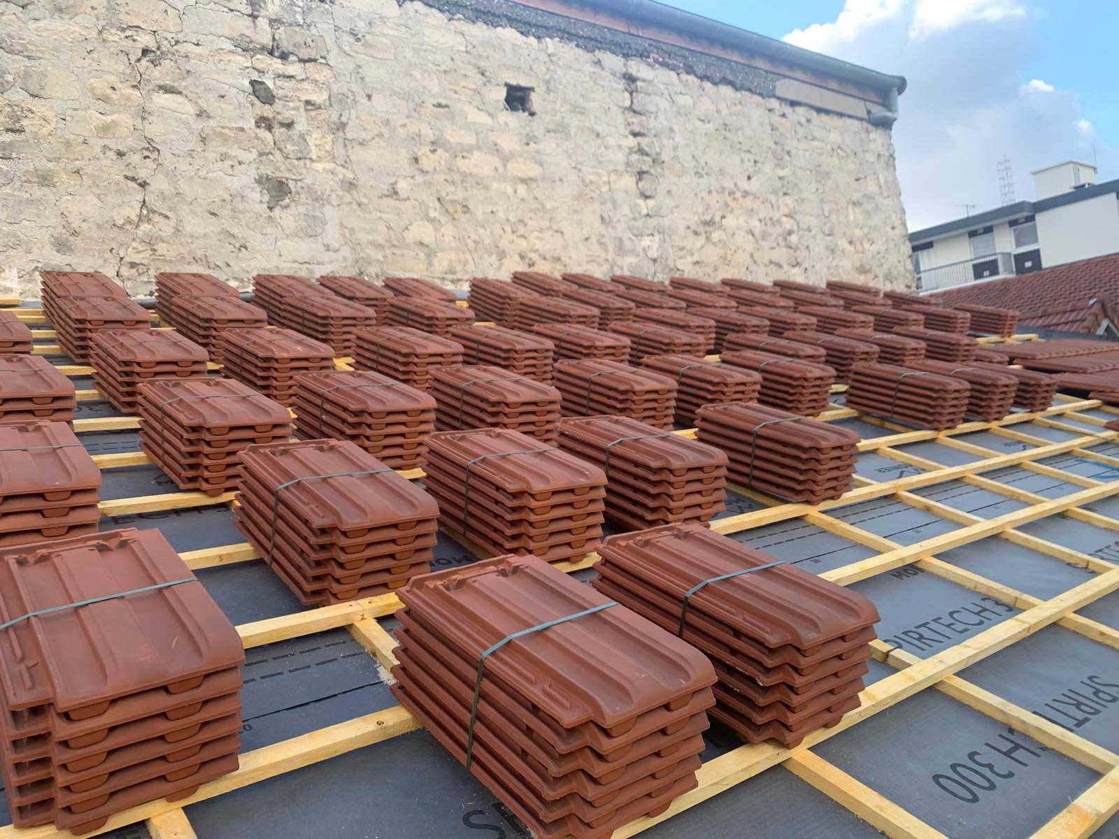 Repose des tuiles toiture